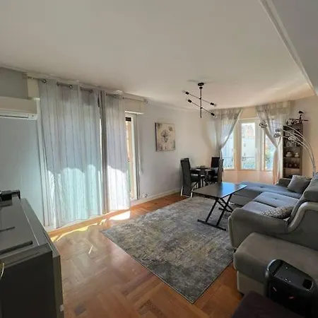 Charming Flat In Heart Of